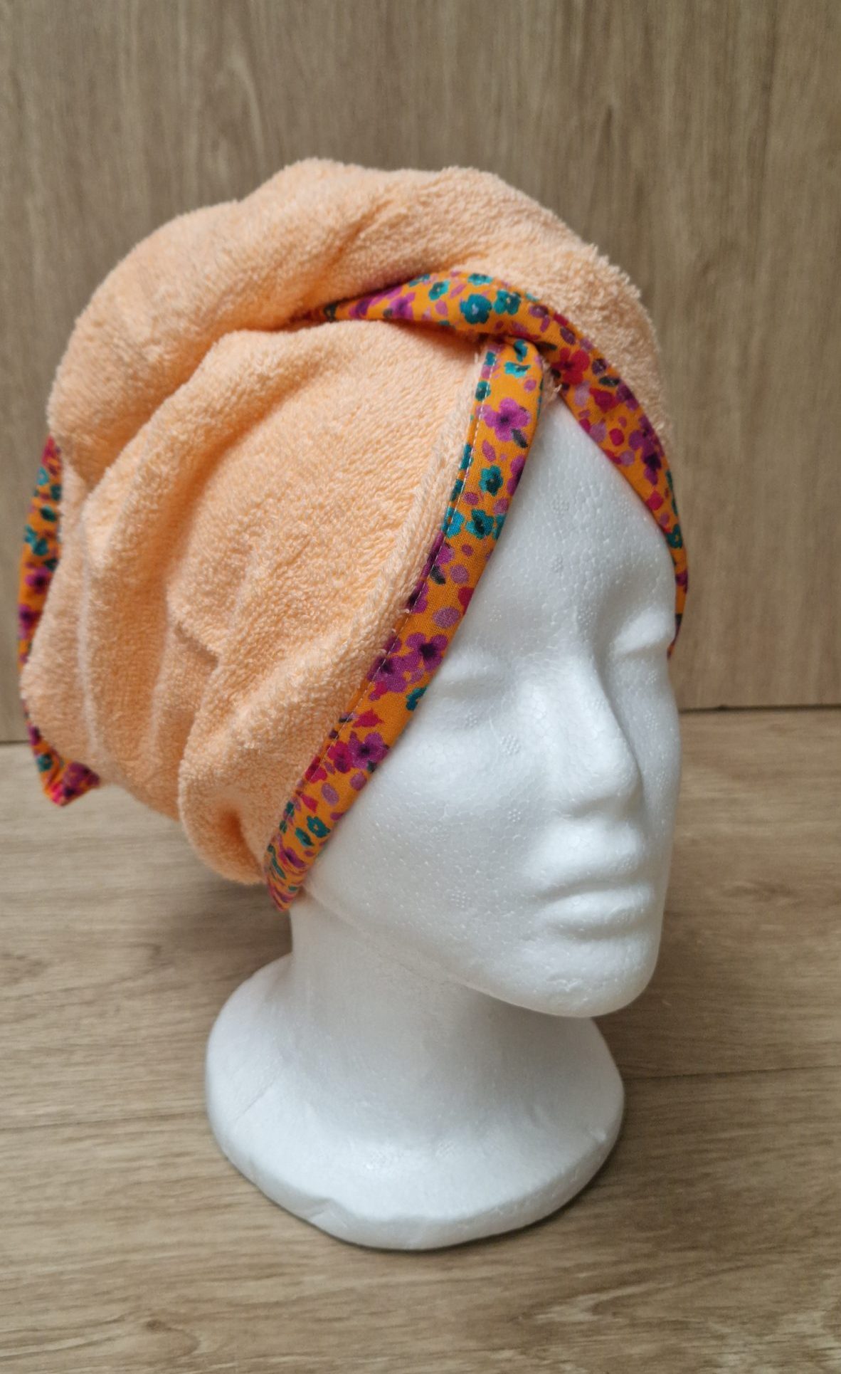 Toalla turbante 100% algodón fabricada en España con diseños exclusivos, ideal para secar el cabello de forma rápida y natural.