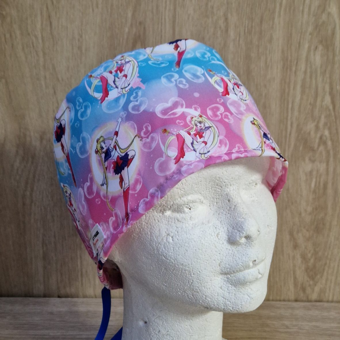 Gorro inspirado en Sailor Moon con detalles brillantes y diseño mágico. Un accesorio cómodo y adorable para fans del anime y amantes del estilo kawaii.