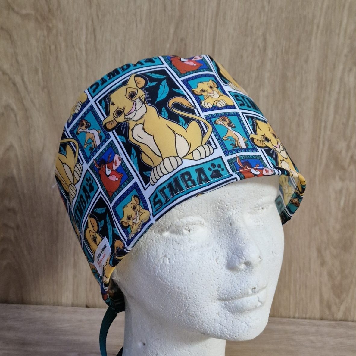gorro Diseño inspirado en el Rey León con estética africana, colores cálidos y detalles que evocan a Simba en un accesorio artesanal de alta calidad.”