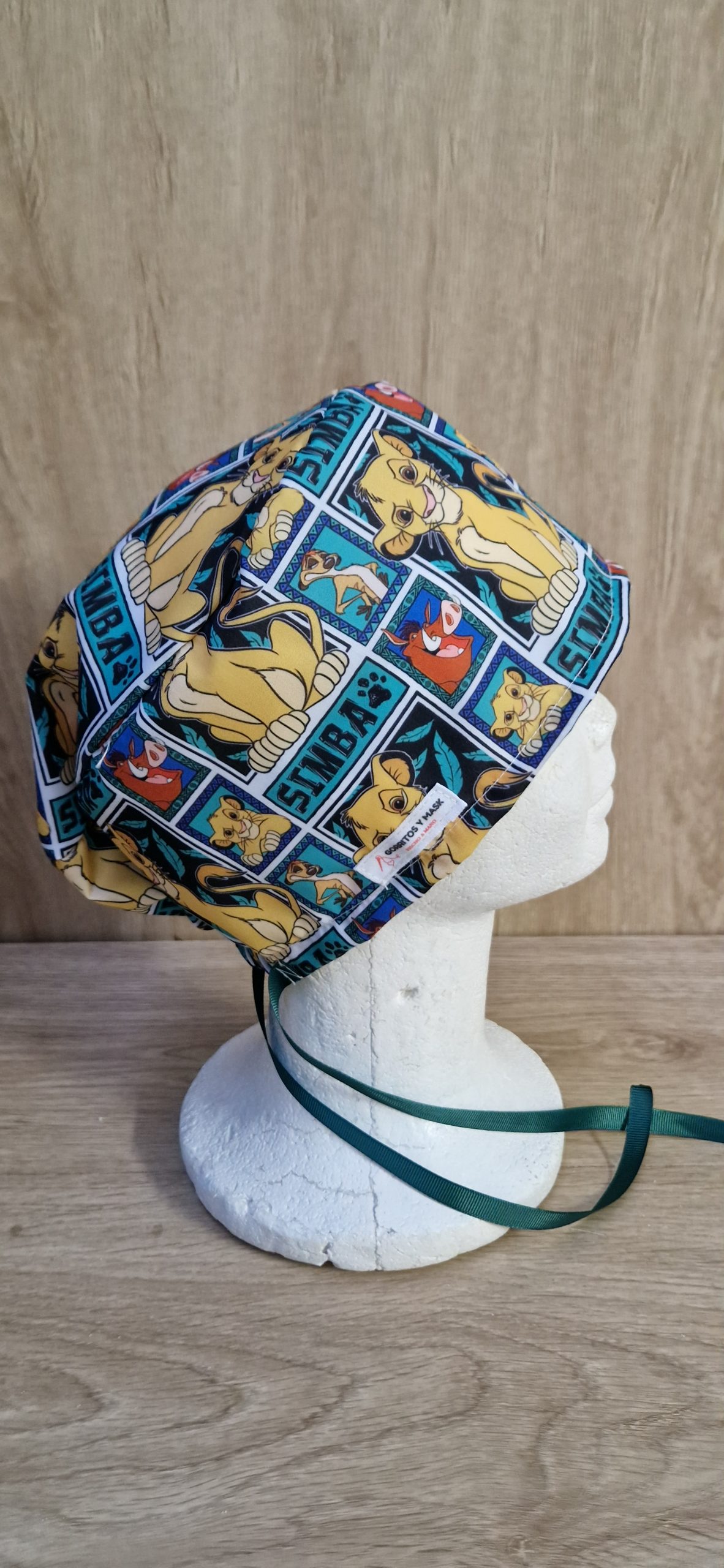 “Diseño inspirado en el Rey León con estética africana, colores cálidos y detalles que evocan a Simba en un accesorio artesanal de alta calidad.”