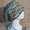 Gorro quirúrgico con estampado de Baby Yoda (Grogu) en fondo colorido, ideal para personal sanitario, cómodo y reutilizable.