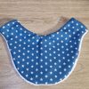 funda Protector textil artesanal para collarín de tiroides RX con estampado decorativo, lavable y reutilizable, diseñado para proteger equipos de radiología y diagnóstico por imagen.
