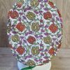 Gorro sanitario modelo Divali Flor fabricado en algodón 100% cretona con estampado floral. Disponible en versión para pelo corto o pelo largo, incorpora sistemas de ajuste cómodos y seguros para profesionales sanitarios.