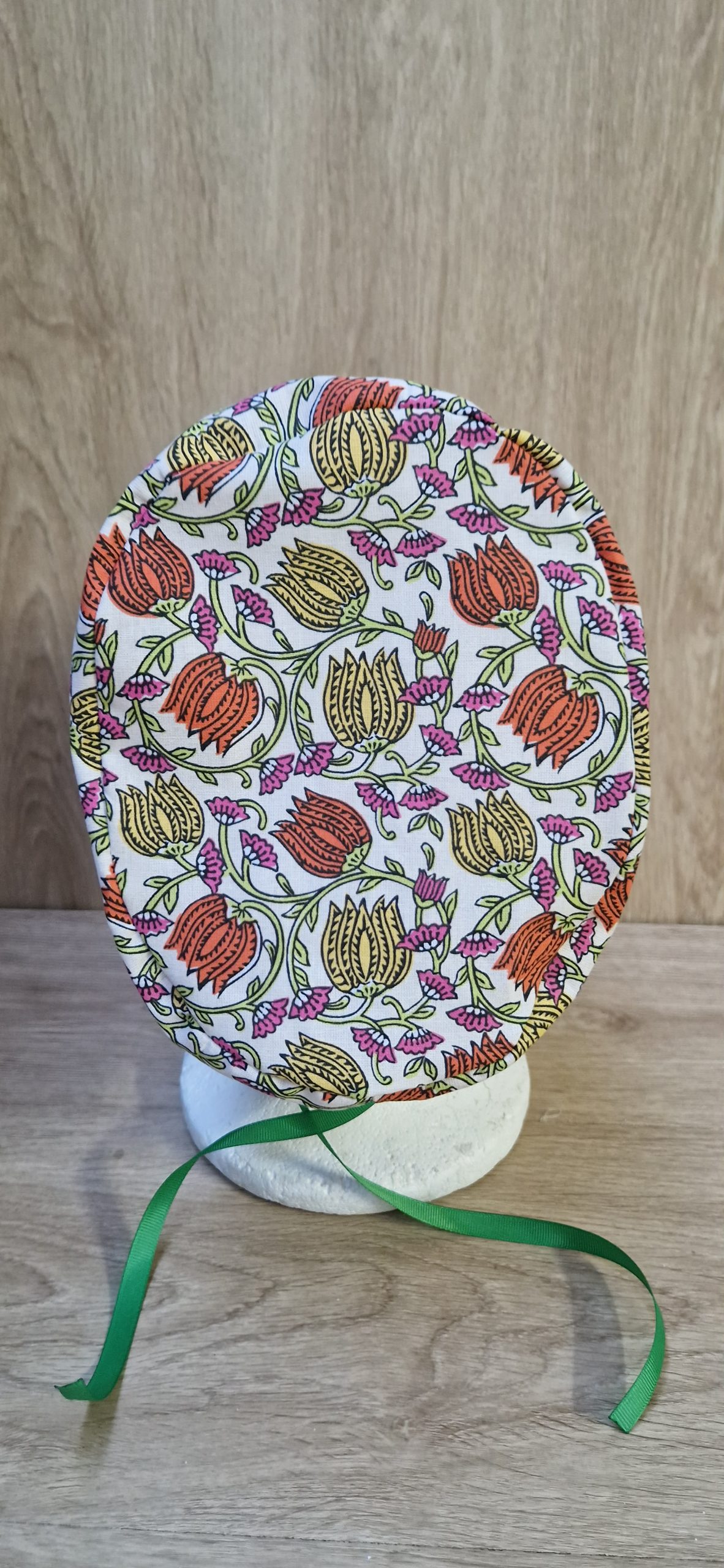 Gorro sanitario modelo Divali Flor fabricado en algodón 100% cretona con estampado floral. Disponible en versión para pelo corto o pelo largo, incorpora sistemas de ajuste cómodos y seguros para profesionales sanitarios.