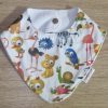 Babero bandana de animales hecho a mano para bebé con interior de toalla impermeable y estampado infantil de animales.