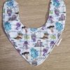 Babero bandana hecho a mano para bebé con interior de toalla impermeable, tejido suave, gran capacidad de absorción y diseño artesanal moderno.
