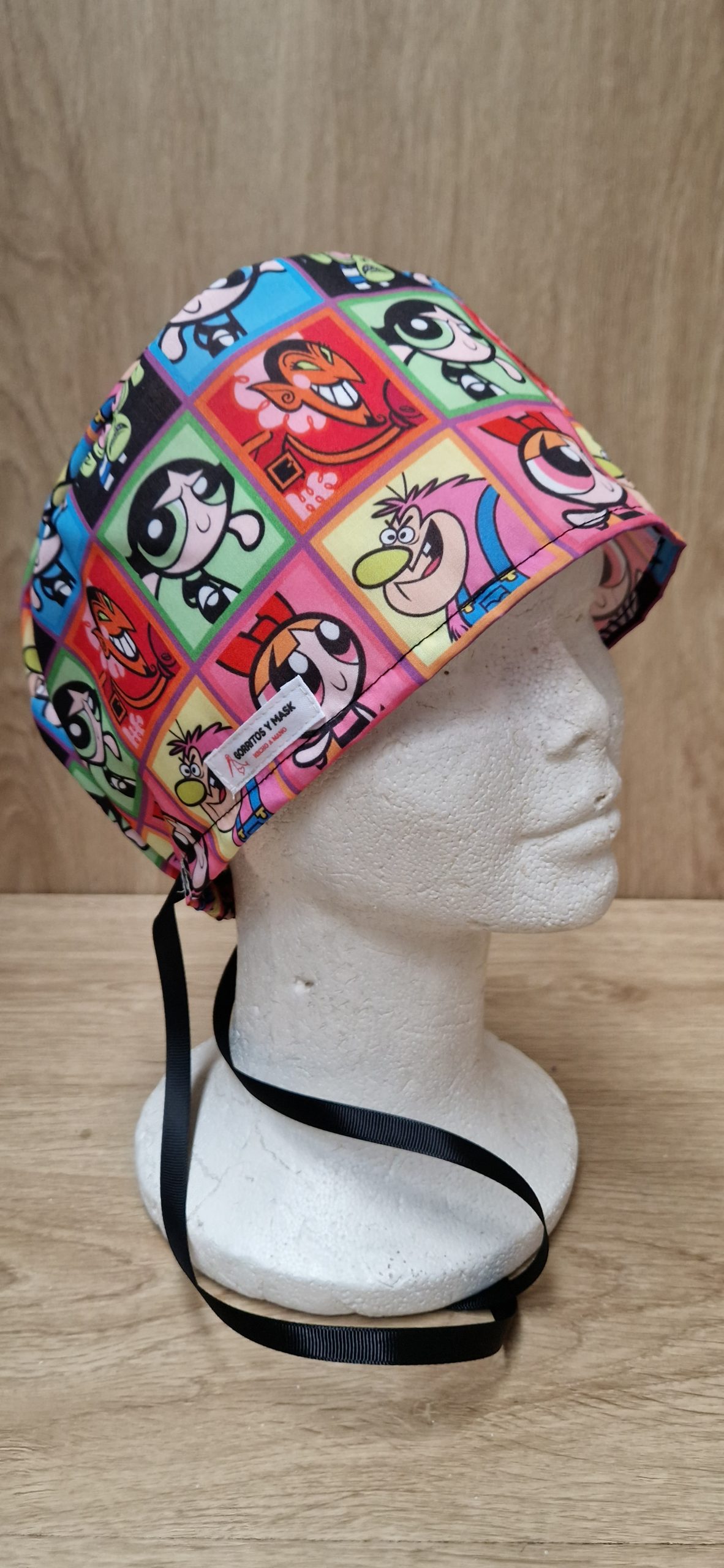 Modelo femenino: Gorro quirúrgico Supernenas femenino con cintas laterales y goma trasera.