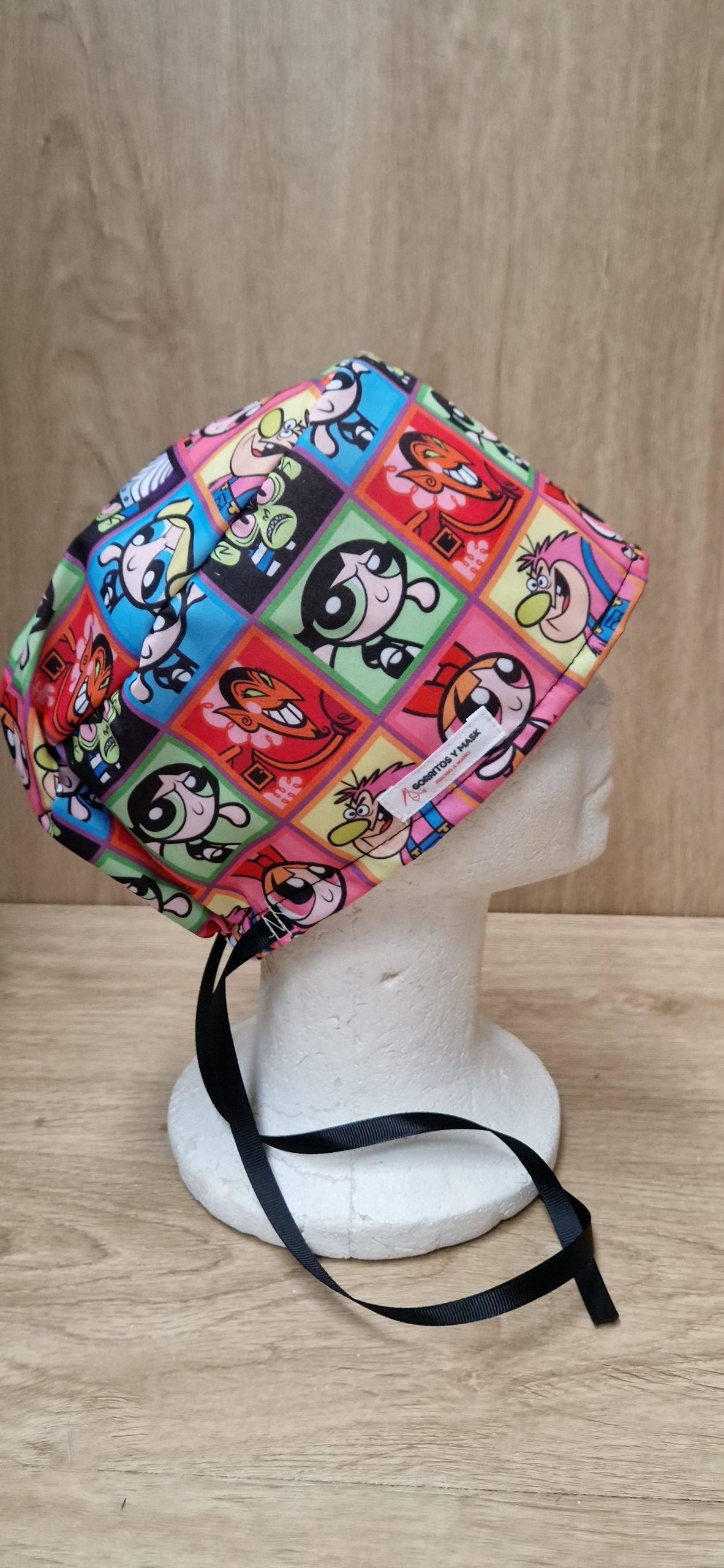 Modelo masculino/unisex: Gorro quirúrgico Supernenas unisex con goma semicircular y vivo decorativo.